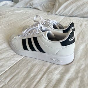 Women’s adidas! Never worn, super comfortable and stylish.